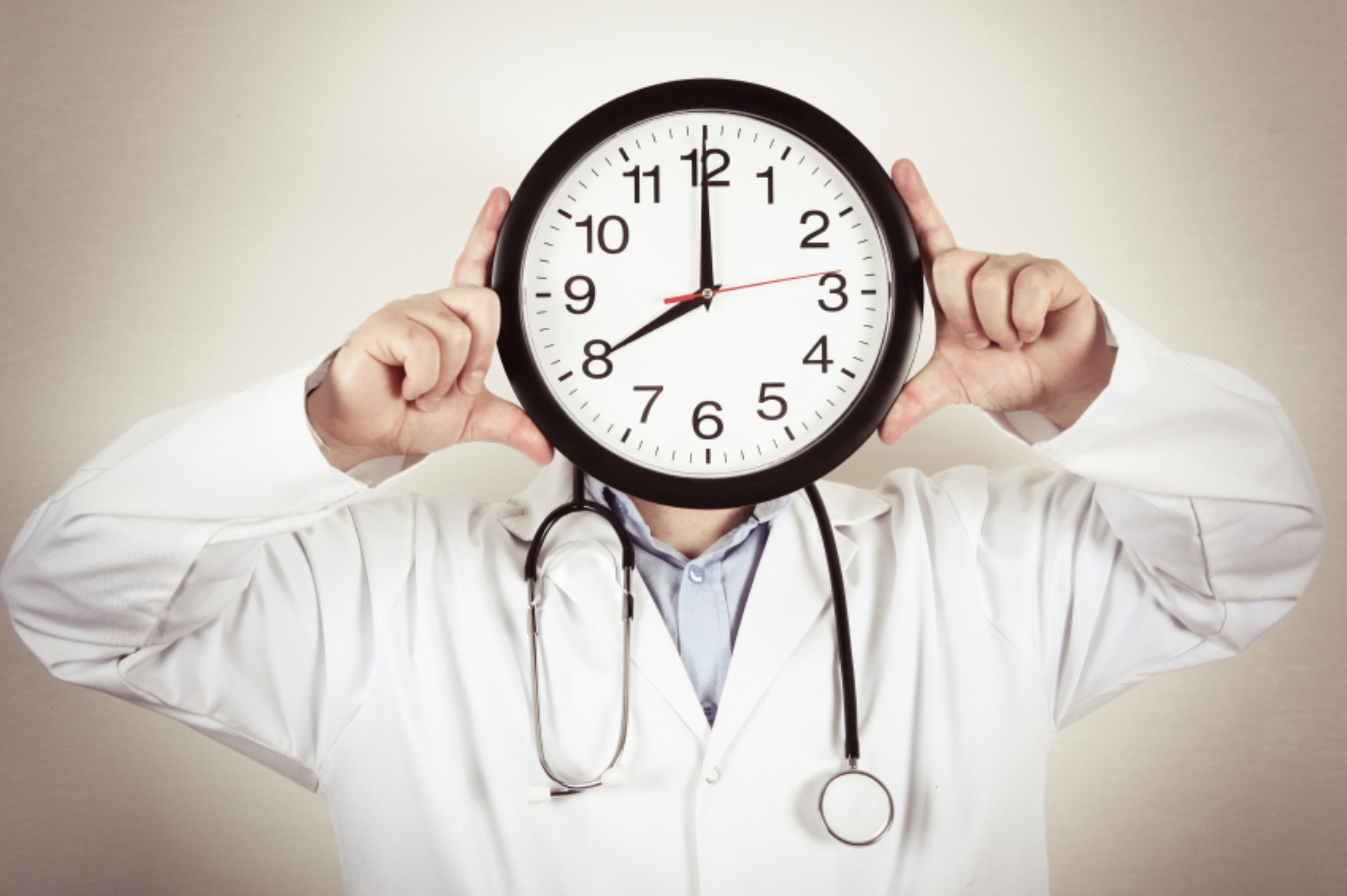 Доктор час doctor clock. Часы для врача. Врач с часами. Тайм менеджмент врача. Менеджмент в медицине.